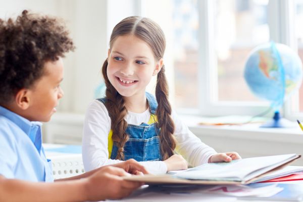 tipos-de-adjetivos-nina-y-nino-colegio-istock