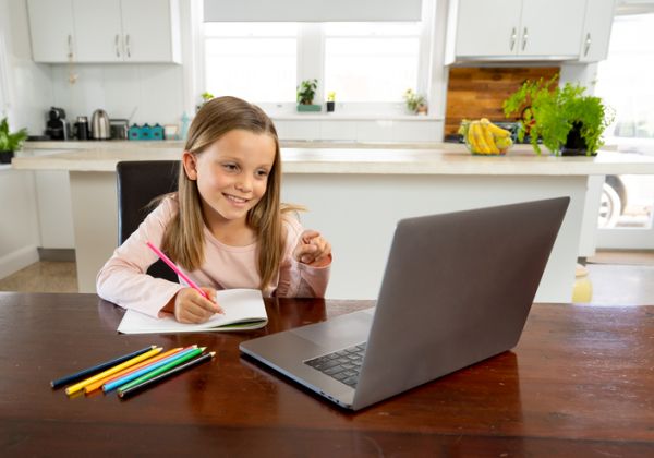 repaso-lengua-2o-eso-temario-colegiala-estudia-online-istock