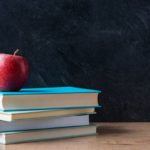 repaso-lengua-6o-primaria-temario-libros-y-manzana-istock