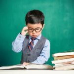Niño asiático con gafas de profesor