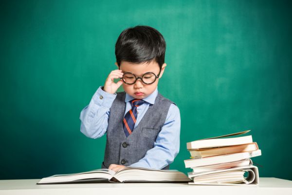 Niño asiático con gafas de profesor