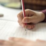 Niño haciendo deberes