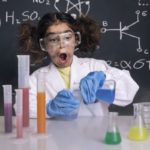 Niña jugando a científica